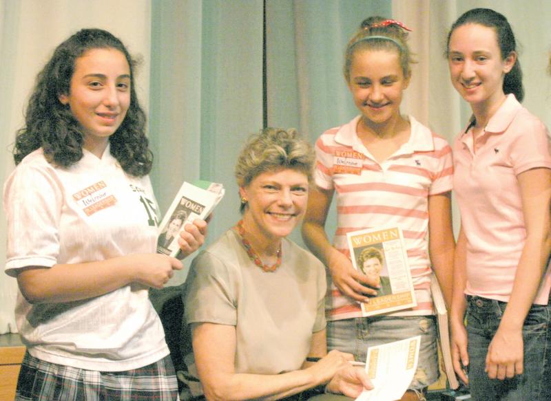 Cokie Roberts with students at Stuart Country Day School Cokie Roberts with students at Stuart Country Day School